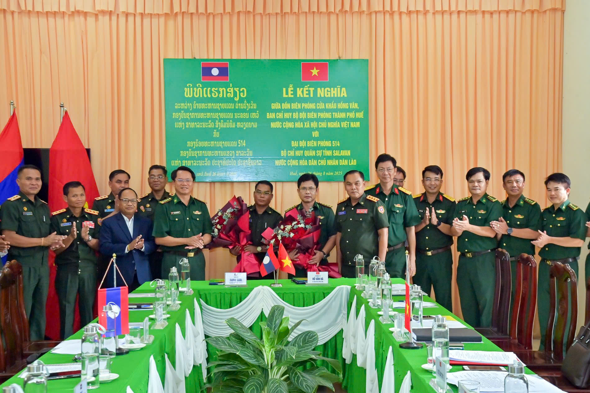 Ký kết quy chế kết nghĩa, xây dựng tuyến biên giới hòa bình