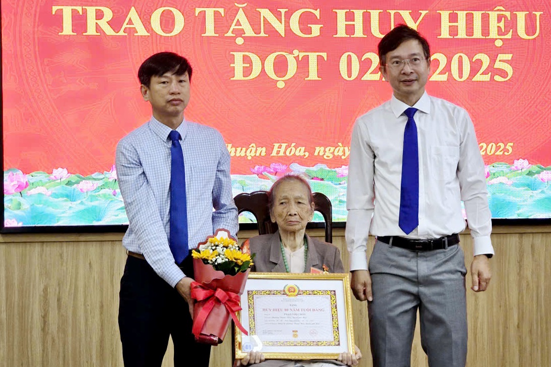 Trao tặng, truy tặng Huy hiệu Đảng cho gần 180 đảng viên