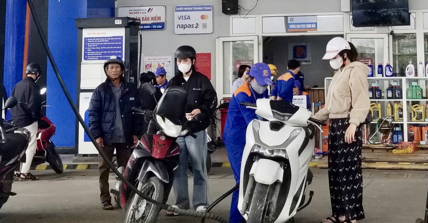 Giá xăng, dầu cùng tăng