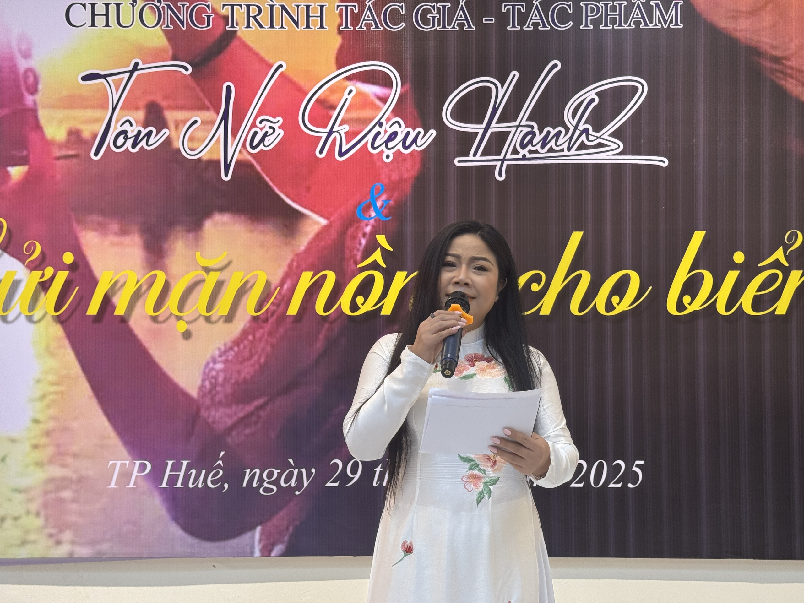 Ra mắt tập thơ Gửi mặn nồng cho biển của nhà văn Tôn Nữ Diệu Hạnh