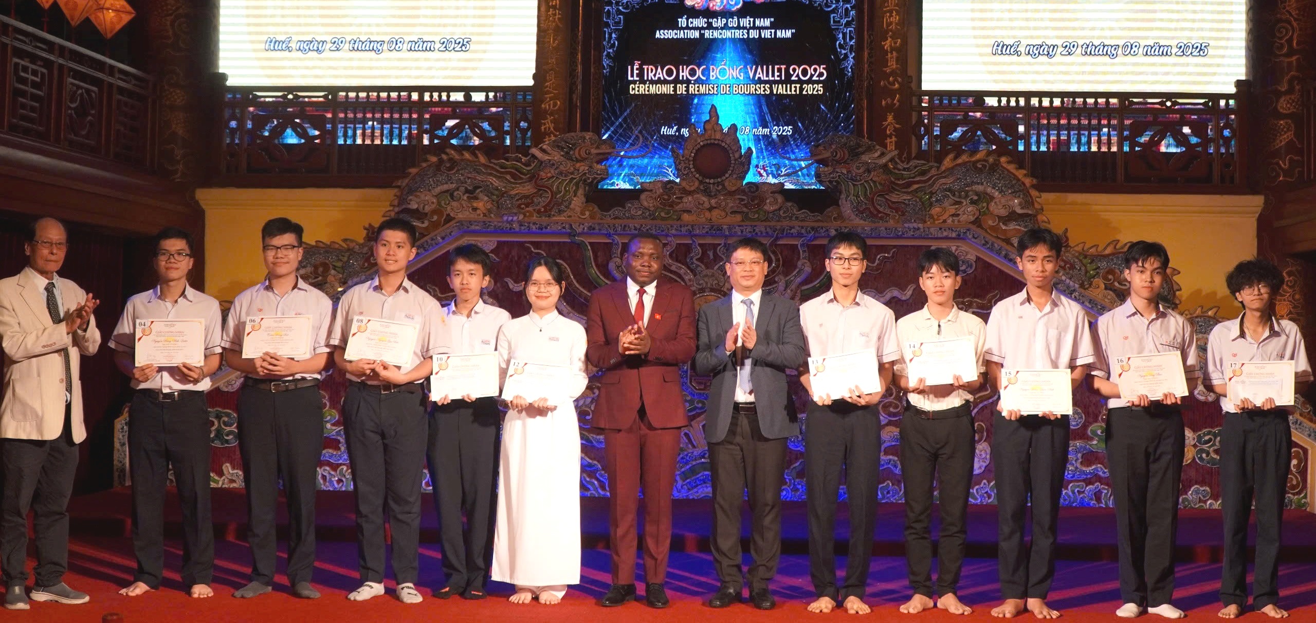 Trao 219 suất học bổng Vallet cho học sinh, sinh viên xuất sắc