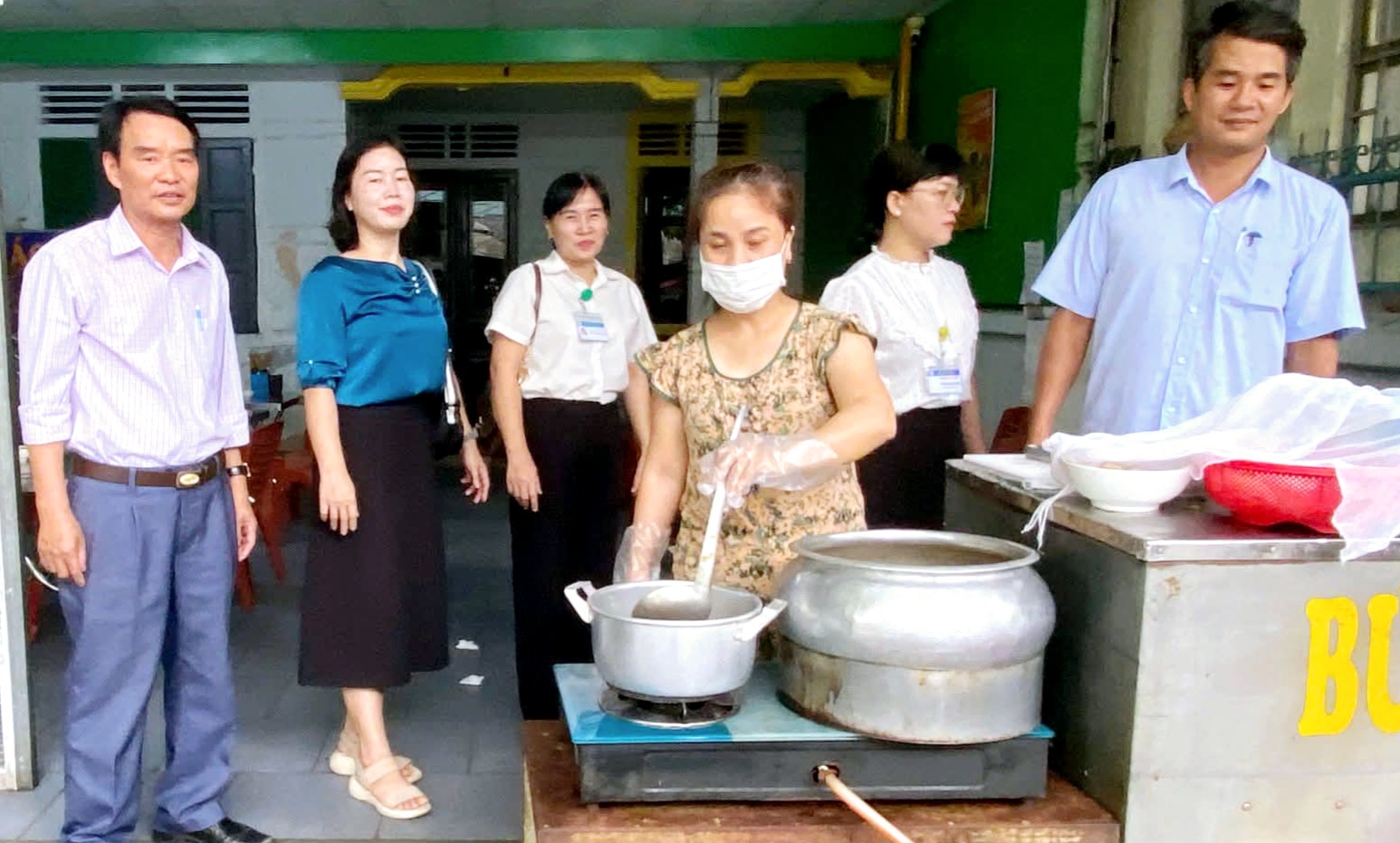 Phường Thuận Hóa tăng cường kiểm tra an toàn thực phẩm dịp lễ 2 9