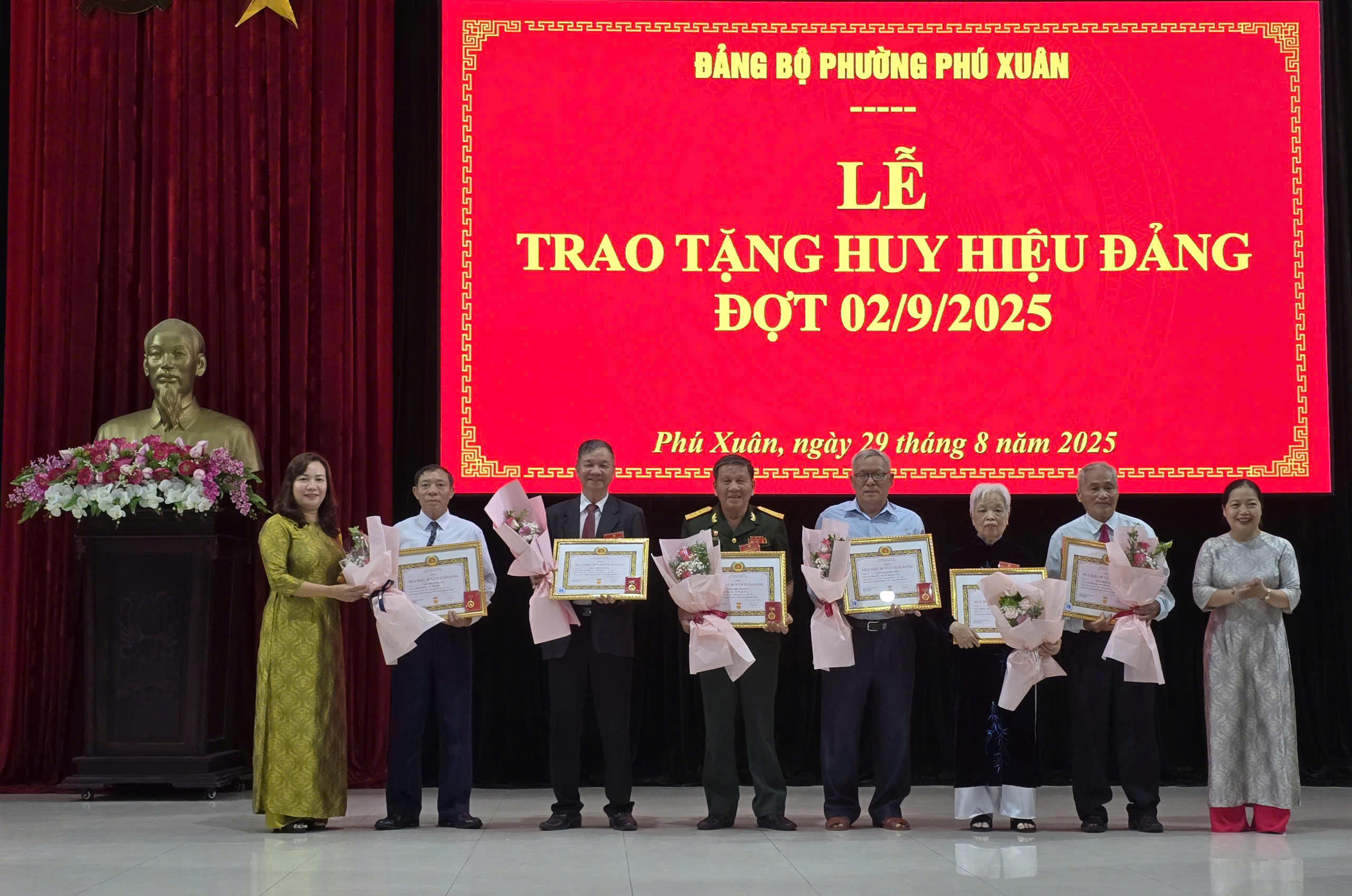 Trao Huy hiệu Đảng cho các đảng viên
