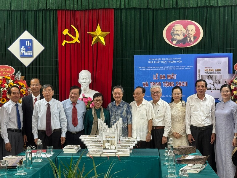 Ra mắt sách về nhà cách mạng Hoàng Anh