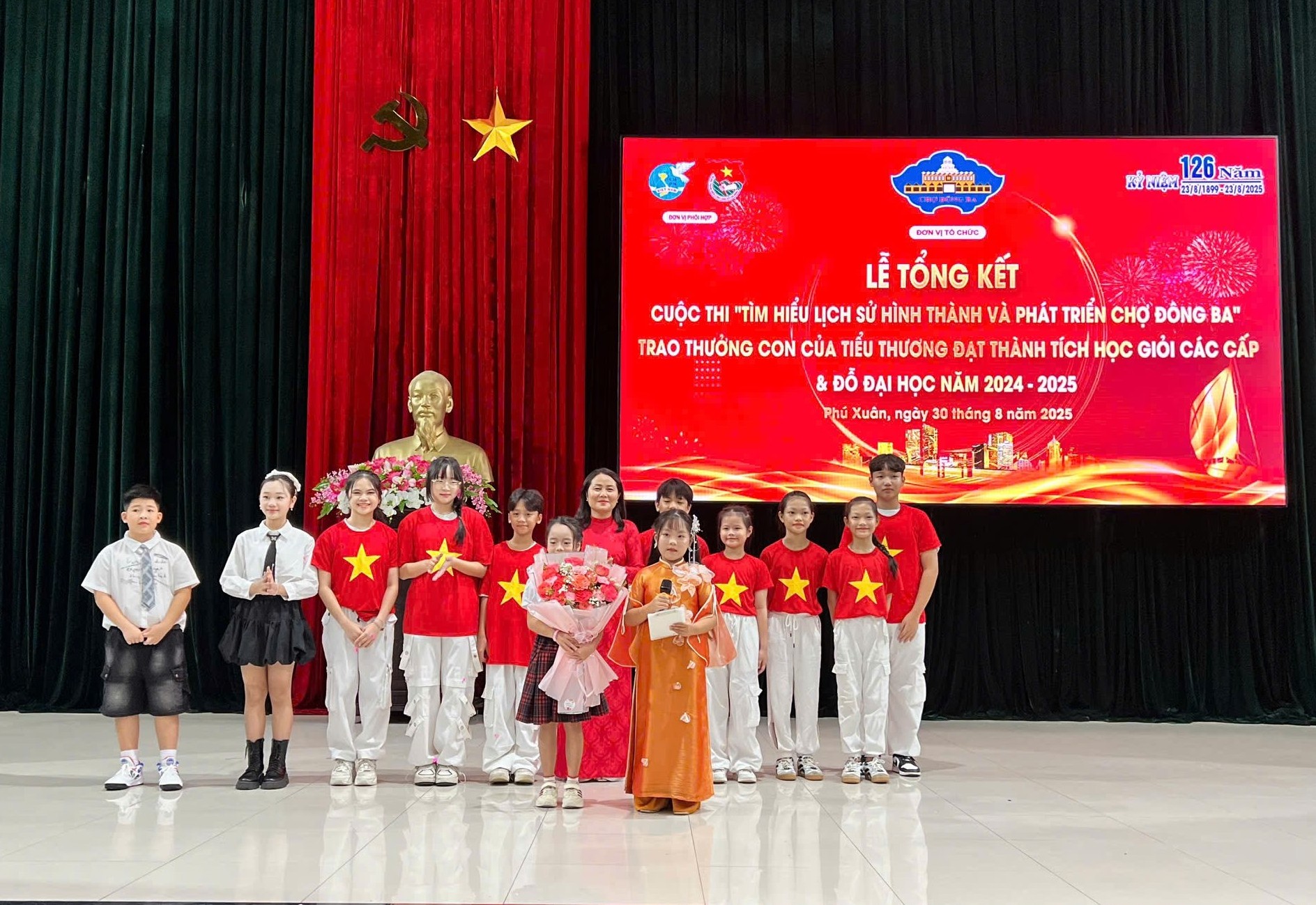 Trao thưởng cho con em tiểu thương chợ Đông Ba đạt thành tích học tập xuất sắc