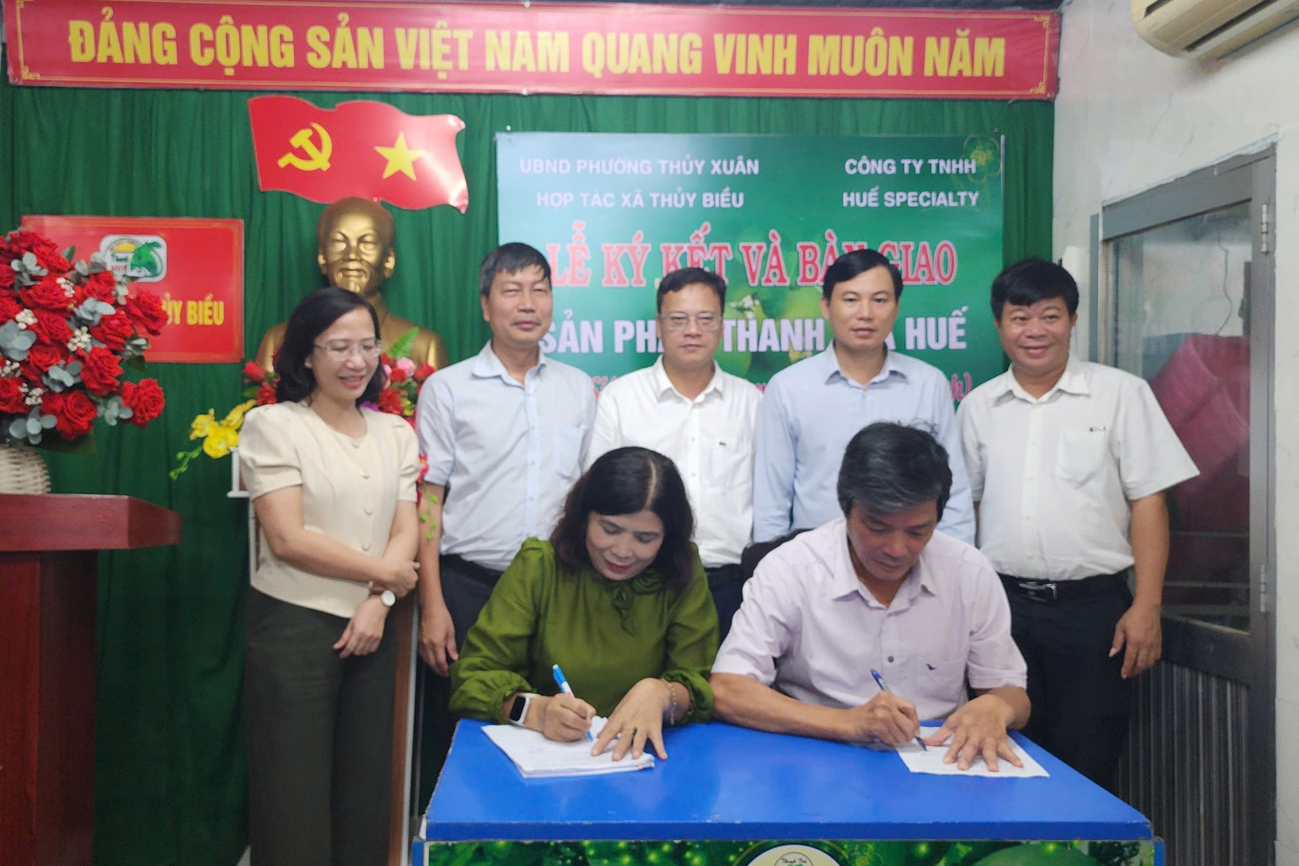 Ký kết đưa sản phẩm thanh trà Thủy Biều vào siêu thị