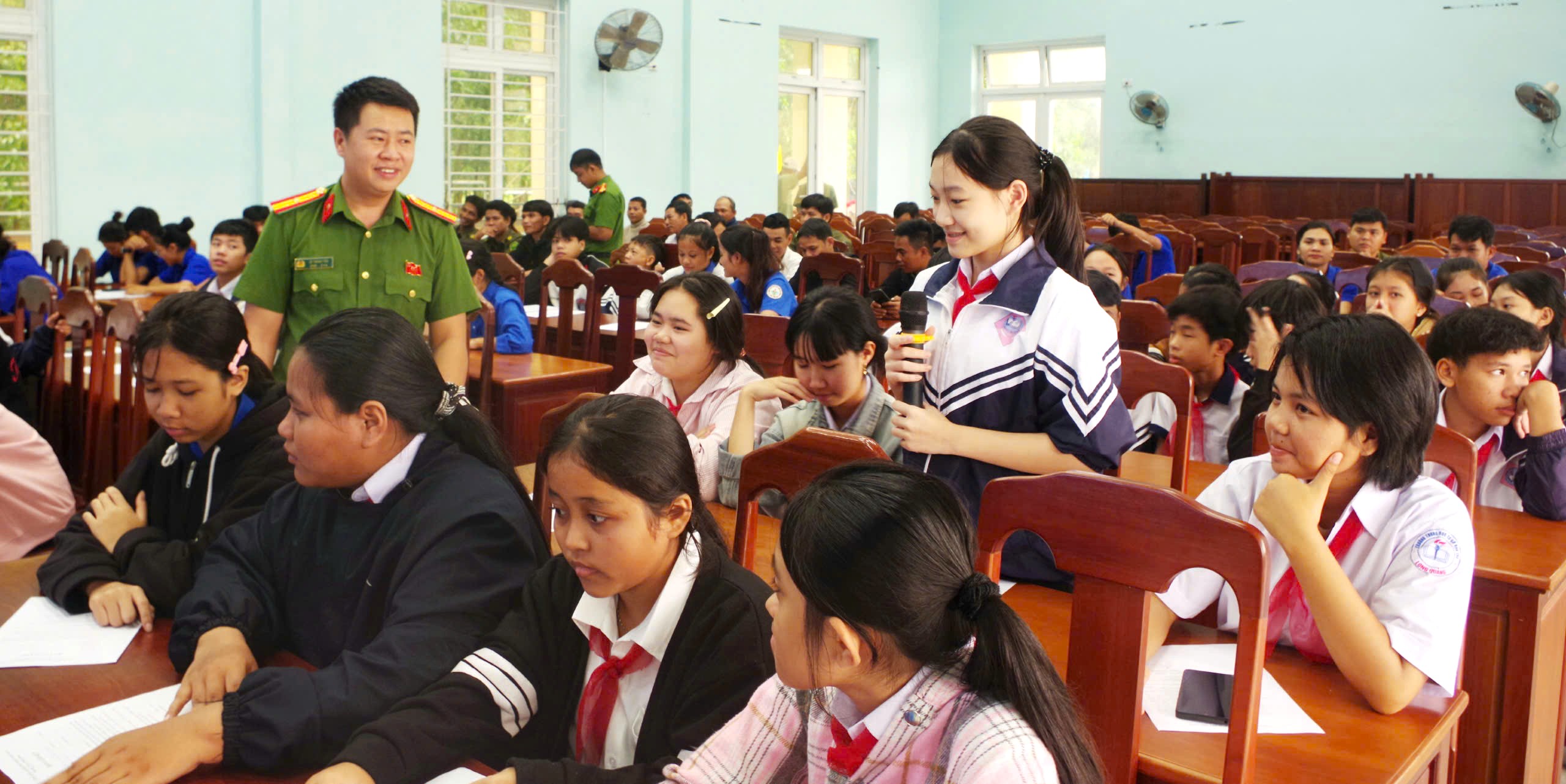 Tuyên truyền, phổ biến giáo dục pháp luật và thu giữ 4 súng tự chế