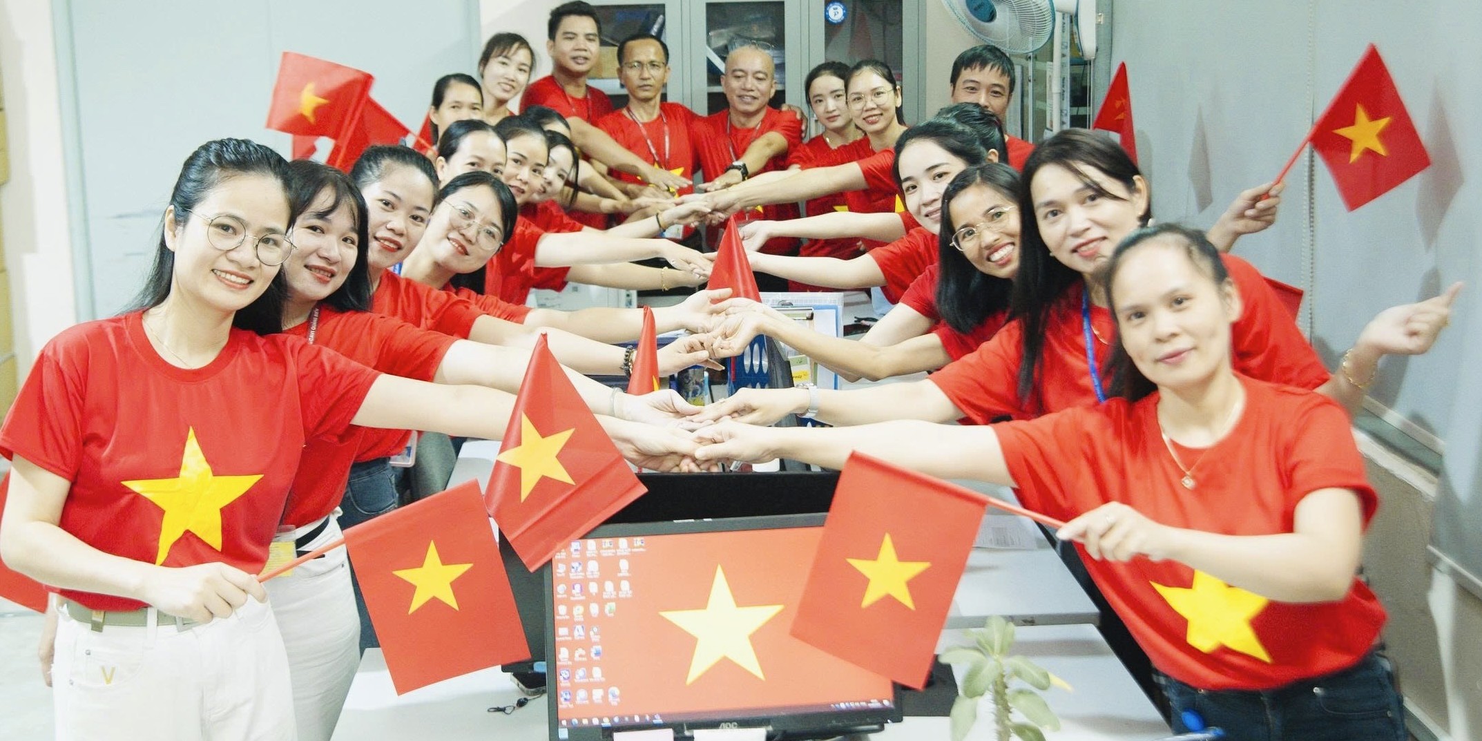 Nhà máy, công xưởng rực rỡ sắc cờ Tổ quốc