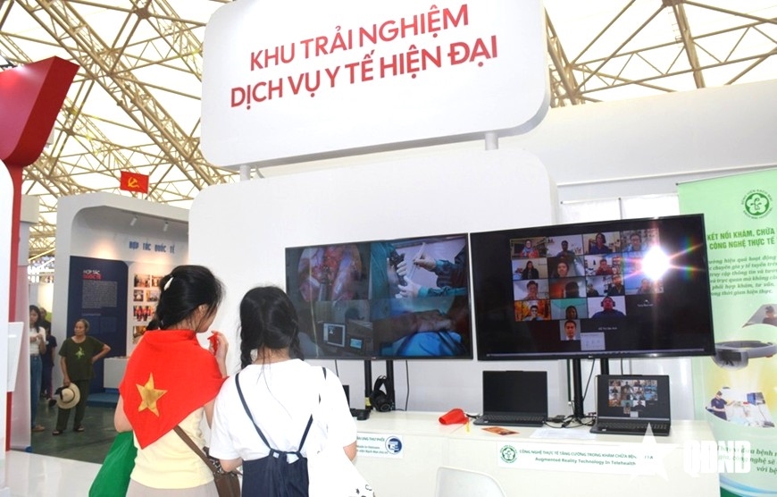 Triển lãm thành tựu đất nước Khám chữa bệnh không khoảng cách