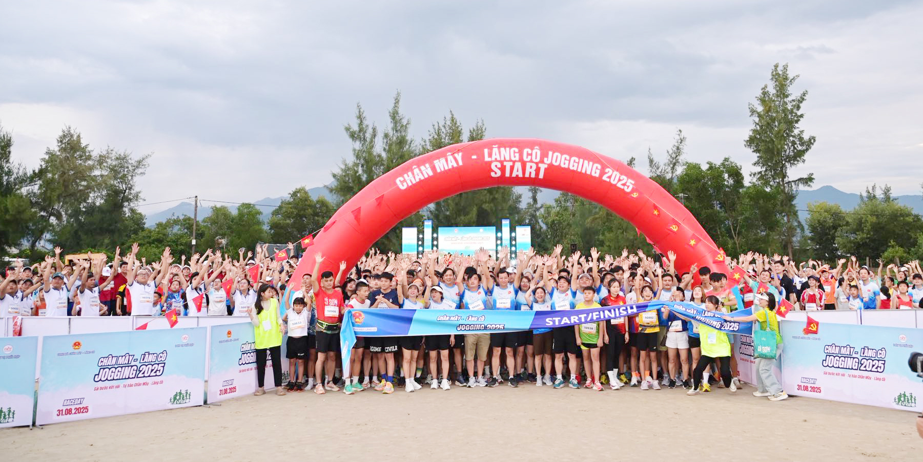 Hơn 1 000 vận động viên tham gia giải chạy Chân Mây - Lăng Cô Jogging 2025