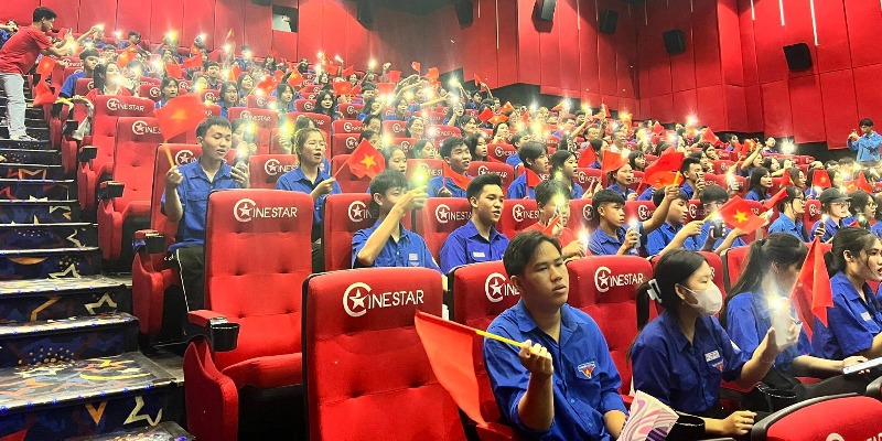 Phường Hương An tổ chức xem phim Mưa đỏ cho 250 đoàn viên