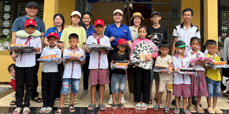 Chi đoàn Báo Huế ngày nay tổ chức nấu ăn và trao quà cho các em học sinh xã A Lưới 4