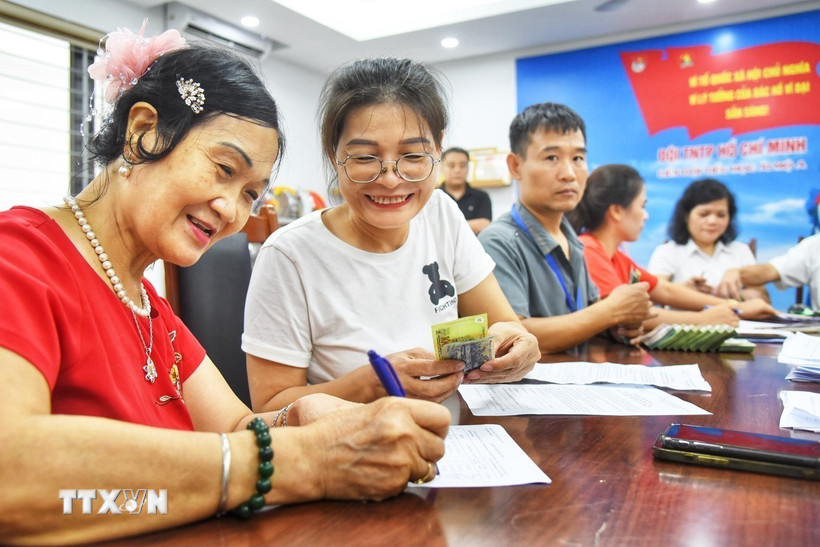 Người dân cả nước phấn khởi nhận phần quà 100 000 đồng