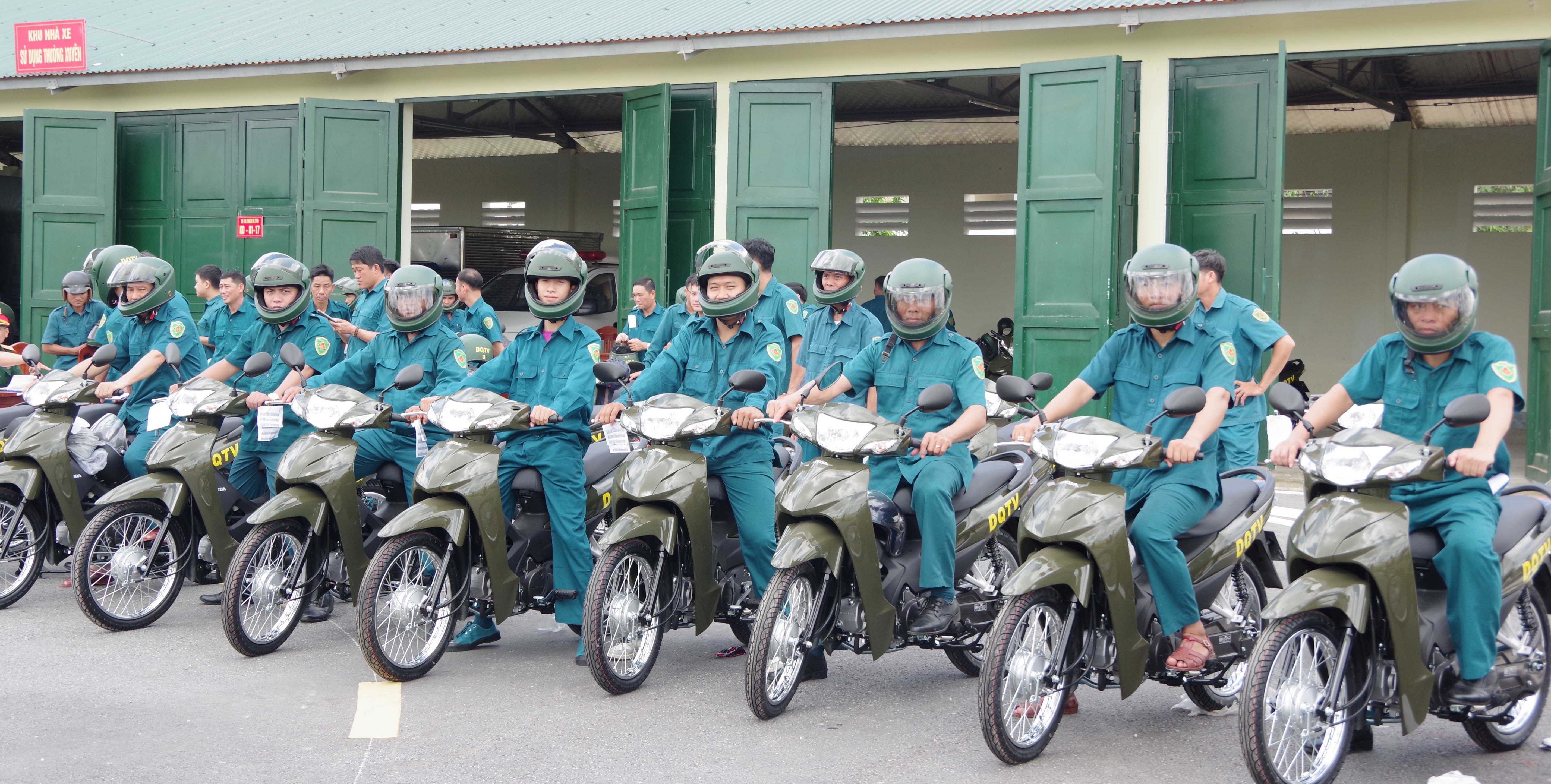 Bàn giao 80 xe mô tô cho Ban Chỉ huy Quân sự 40 xã, phường