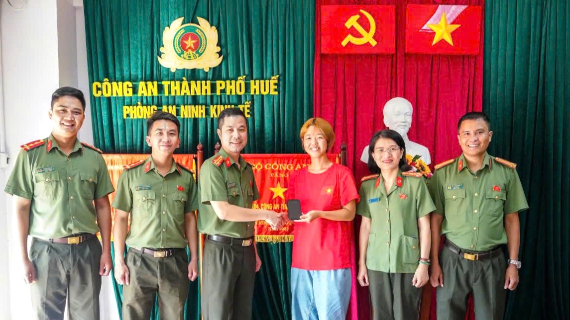 Trao trả điện thoại đánh rơi cho nữ sinh viên Nhật Bản