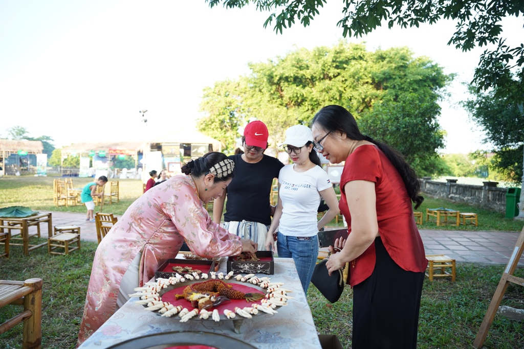 Con gái Huế Giữ gìn bản sắc dịu dàng