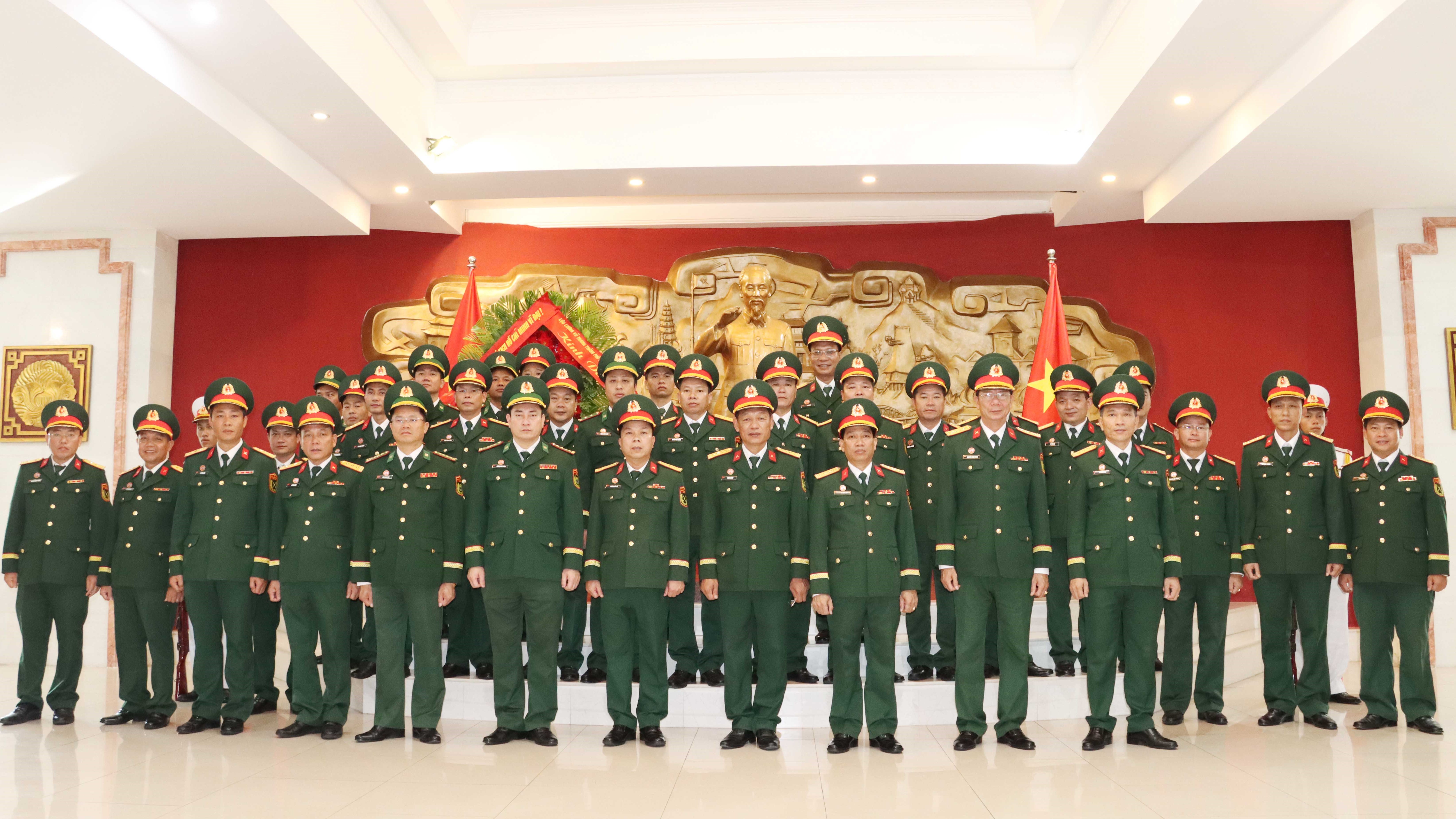 Đoàn đại biểu lực lượng vũ trang thành phố tổ chức lễ báo công với Bác