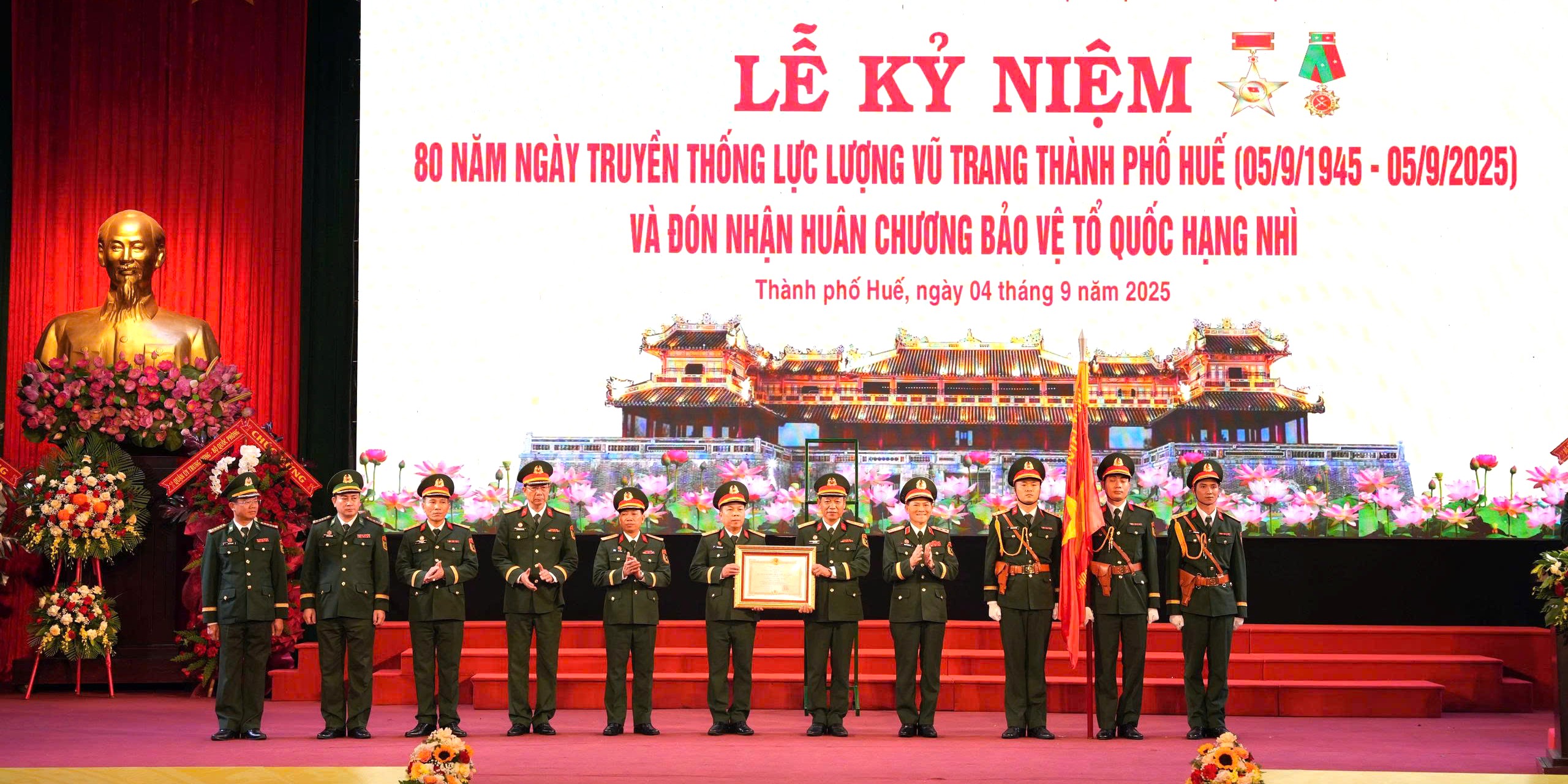 Kỷ niệm 80 năm Ngày truyền thống lực lượng vũ trang thành phố và đón nhận Huân chương Bảo vệ Tổ quốc hạng Nhì