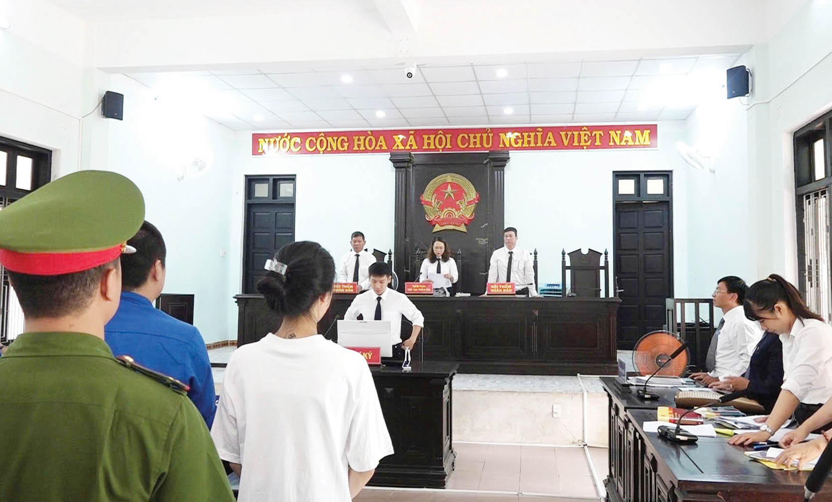 “Việc nhẹ lương cao” - Chuyện viển vông, đừng sập bẫy