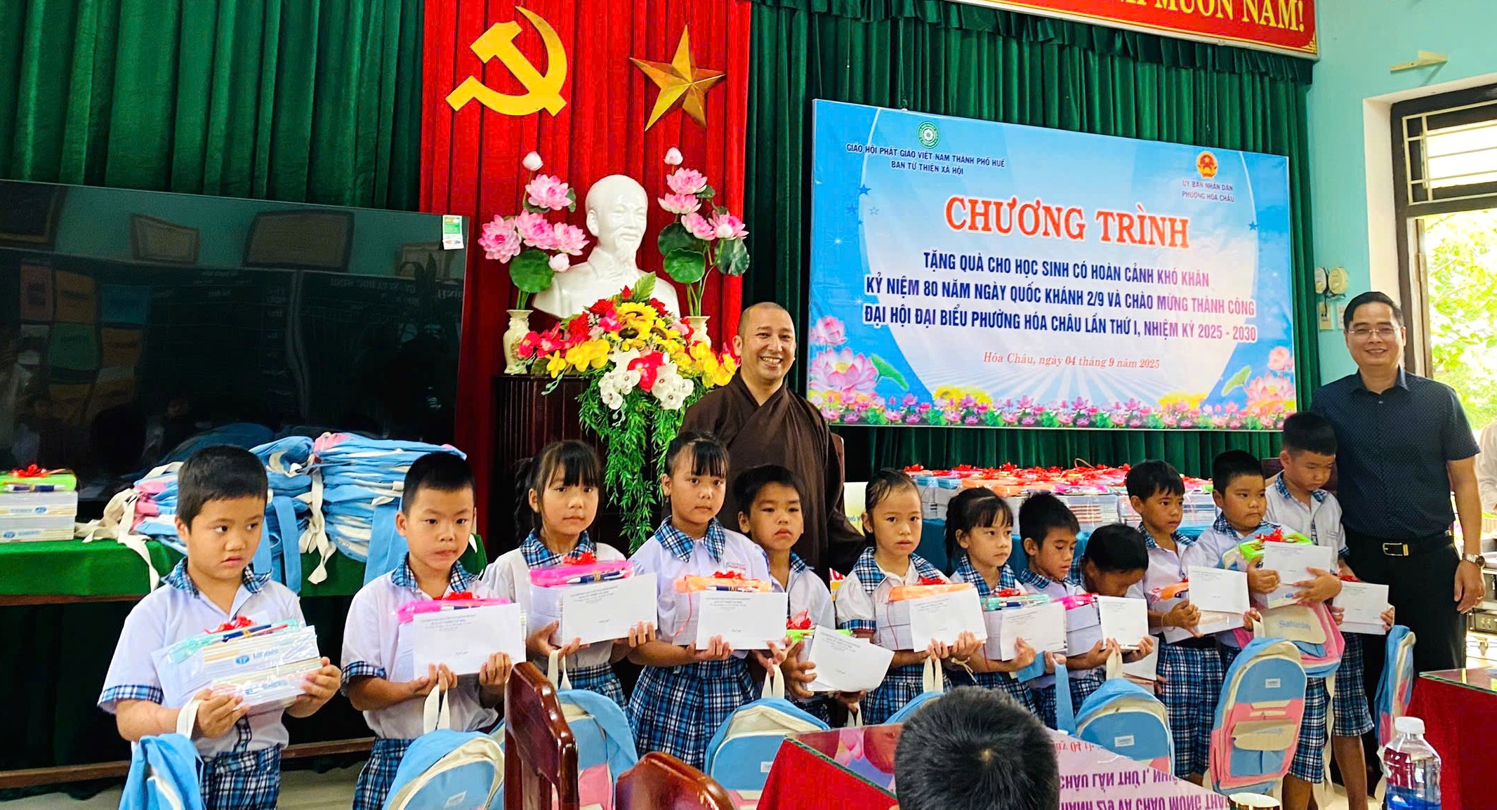 Tặng quà từ thiện nhân mùa Vu lan Báo hiếu