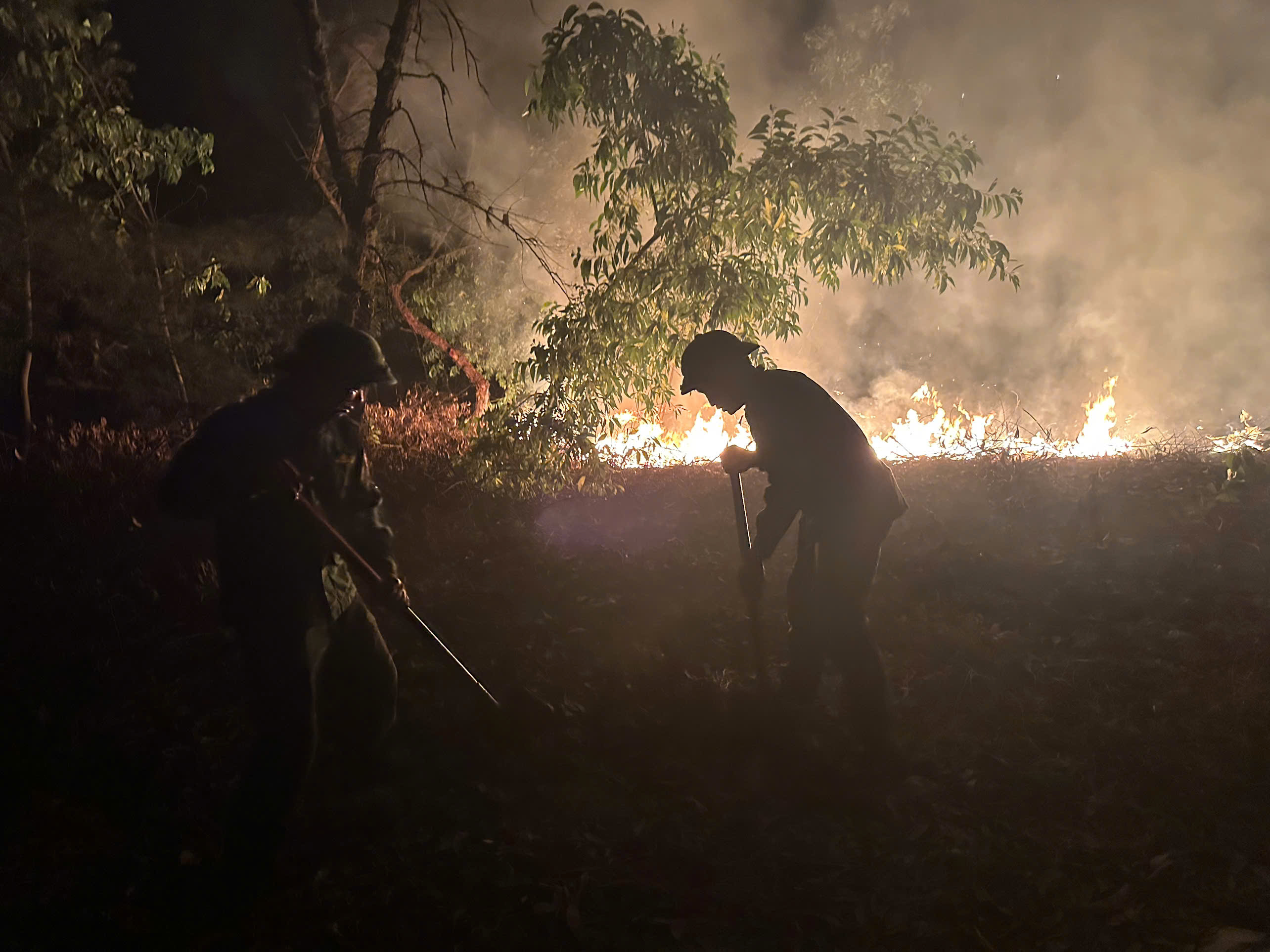 Đồn biên phòng Vinh Xuân giúp dân chữa cháy rừng