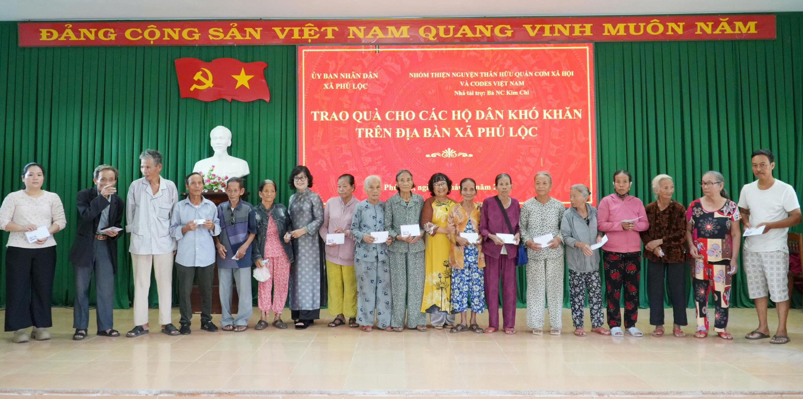 Trao 140 suất quà cho người dân, học sinh có hoàn cảnh khó khăn