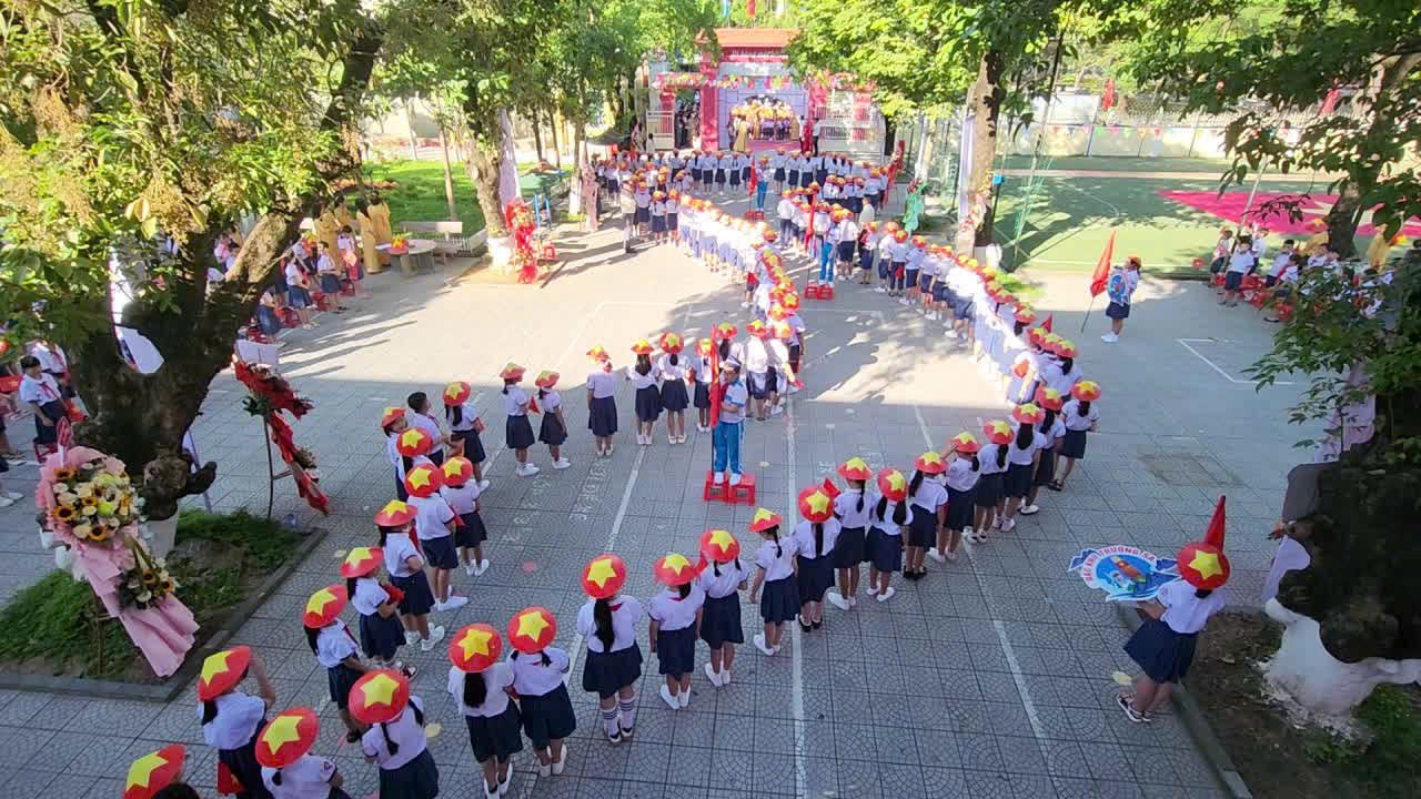 Học sinh đồng diễn xếp hình bản đồ Việt Nam