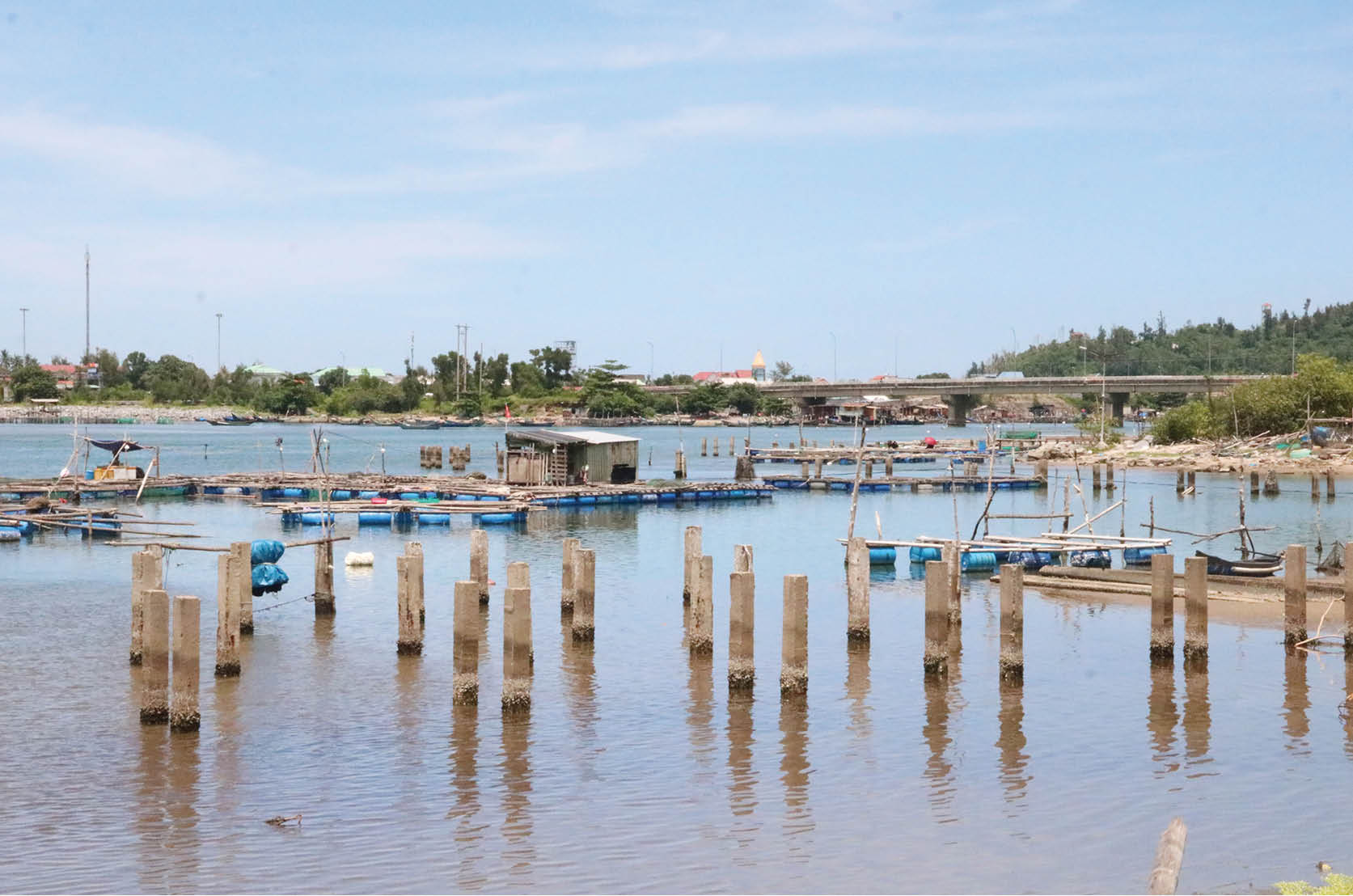 Bãi cọc bê tông làm mất mỹ quan đầm Lập An