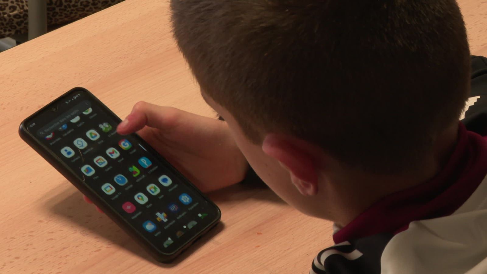 Ngôi trường ở Pháp giúp học sinh từ bỏ mạng xã hội