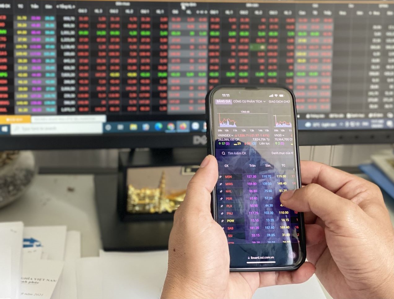 Thị trường chứng khoán sáng 10 9 VN-Index giảm gần 4 điểm, nhà đầu tư thận trọng