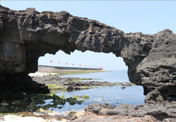 Cổng Tò Vò Lý Sơn  Khẳng định vẻ đẹp và giá trị vô giá của kiệt tác thiên nhiên