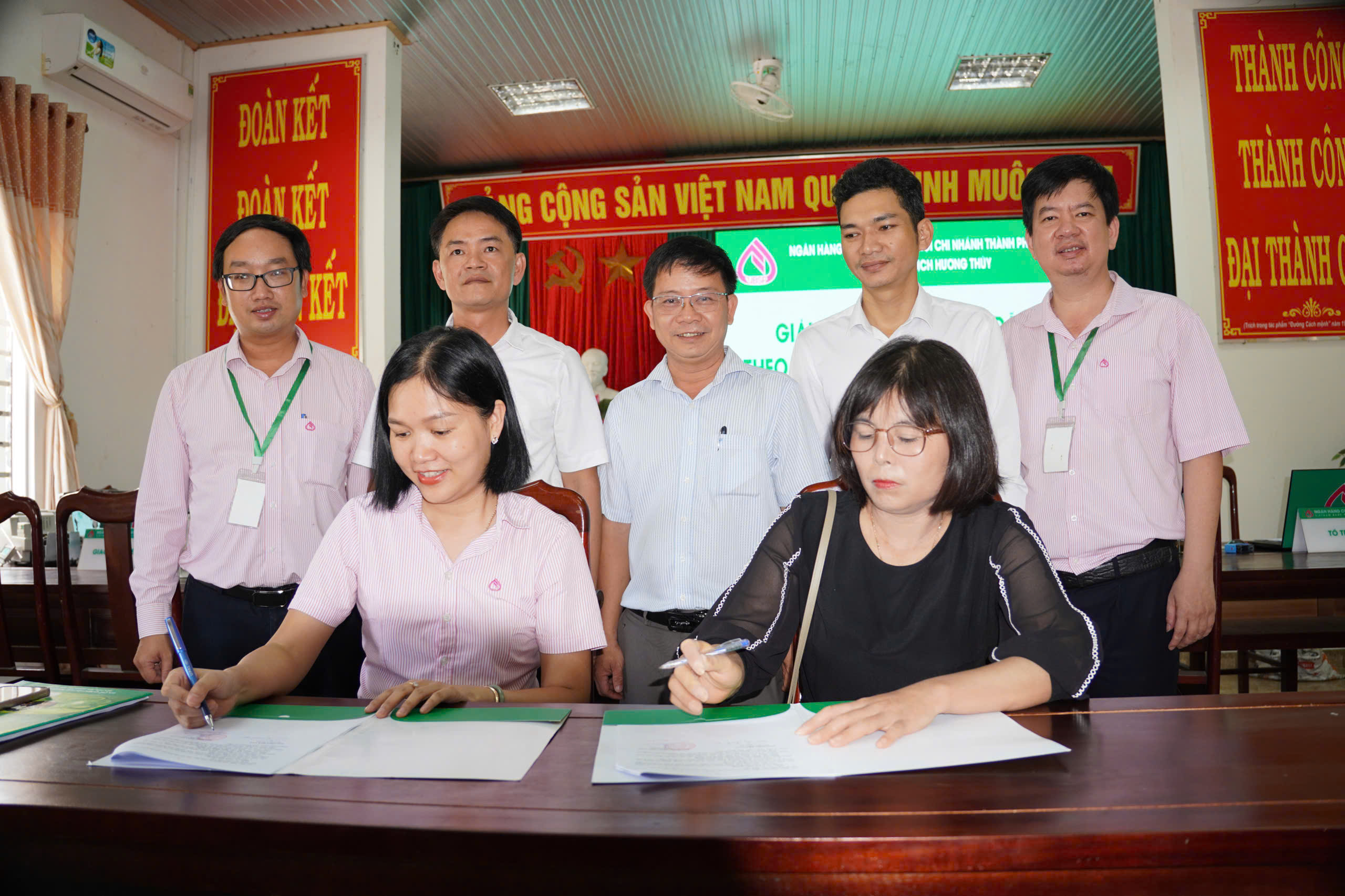 Giải ngân vốn vay STEM cho 2 khách hàng