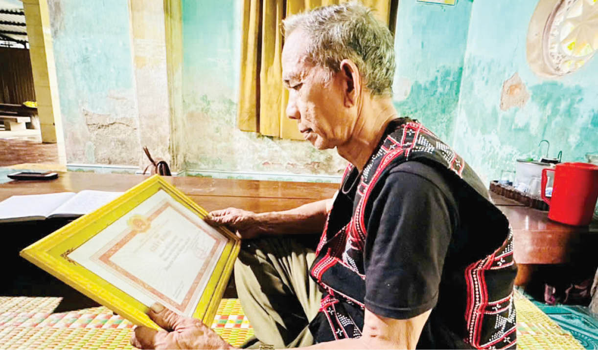 Già làng gương mẫu đi đầu hiến đất mở đường