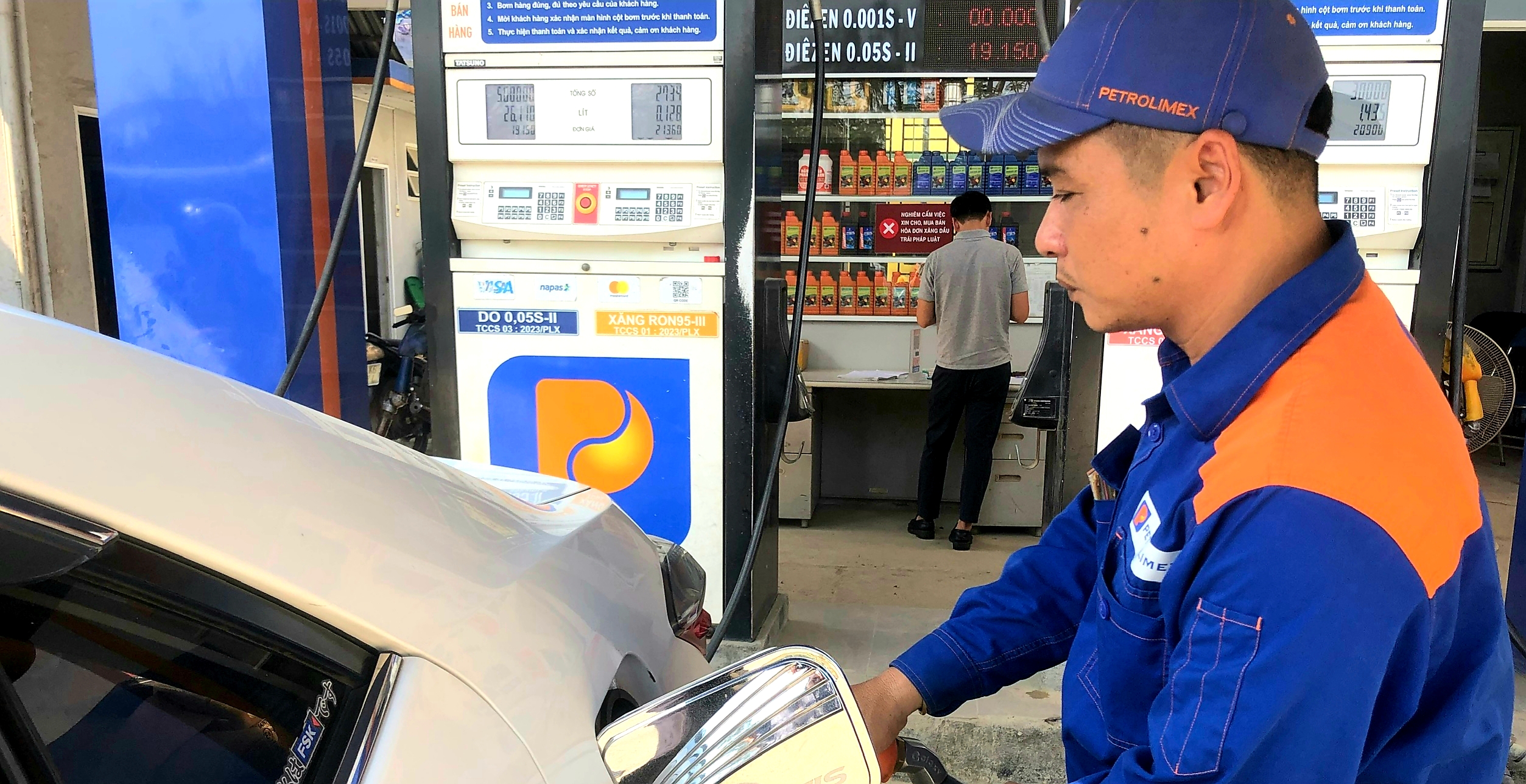 Giá xăng giảm, dầu tăng