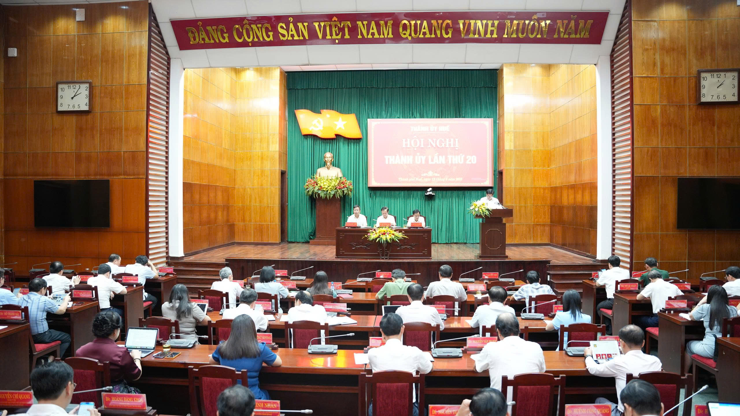 Thông qua các dự thảo báo cáo trình Đại hội đại biểu Đảng bộ thành phố Huế lần thứ XVII