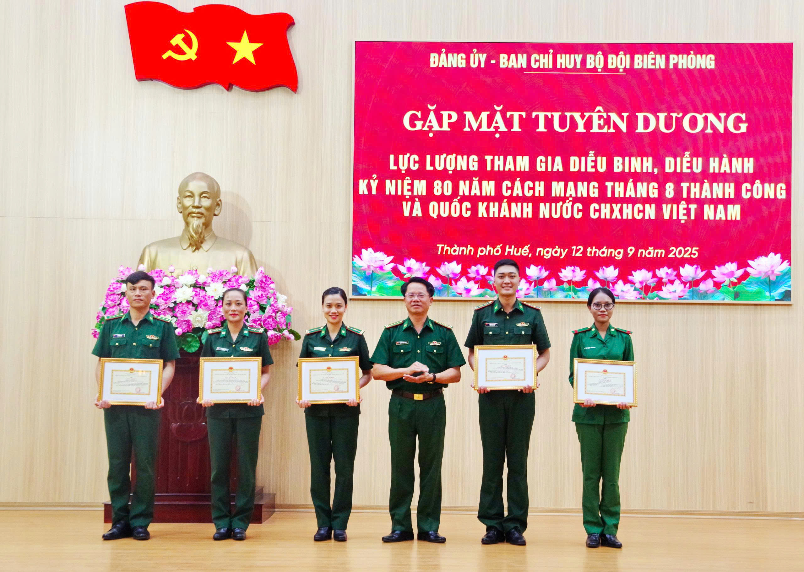 Tuyên dương lực lượng tham gia diễu binh, diễu hành