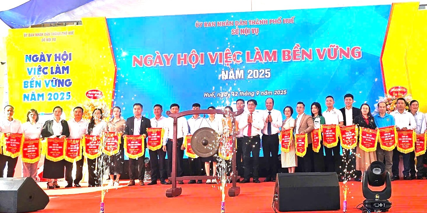 Giới thiệu trên 12 000 cơ hội tuyển dụng và tuyển sinh trong, ngoài nước