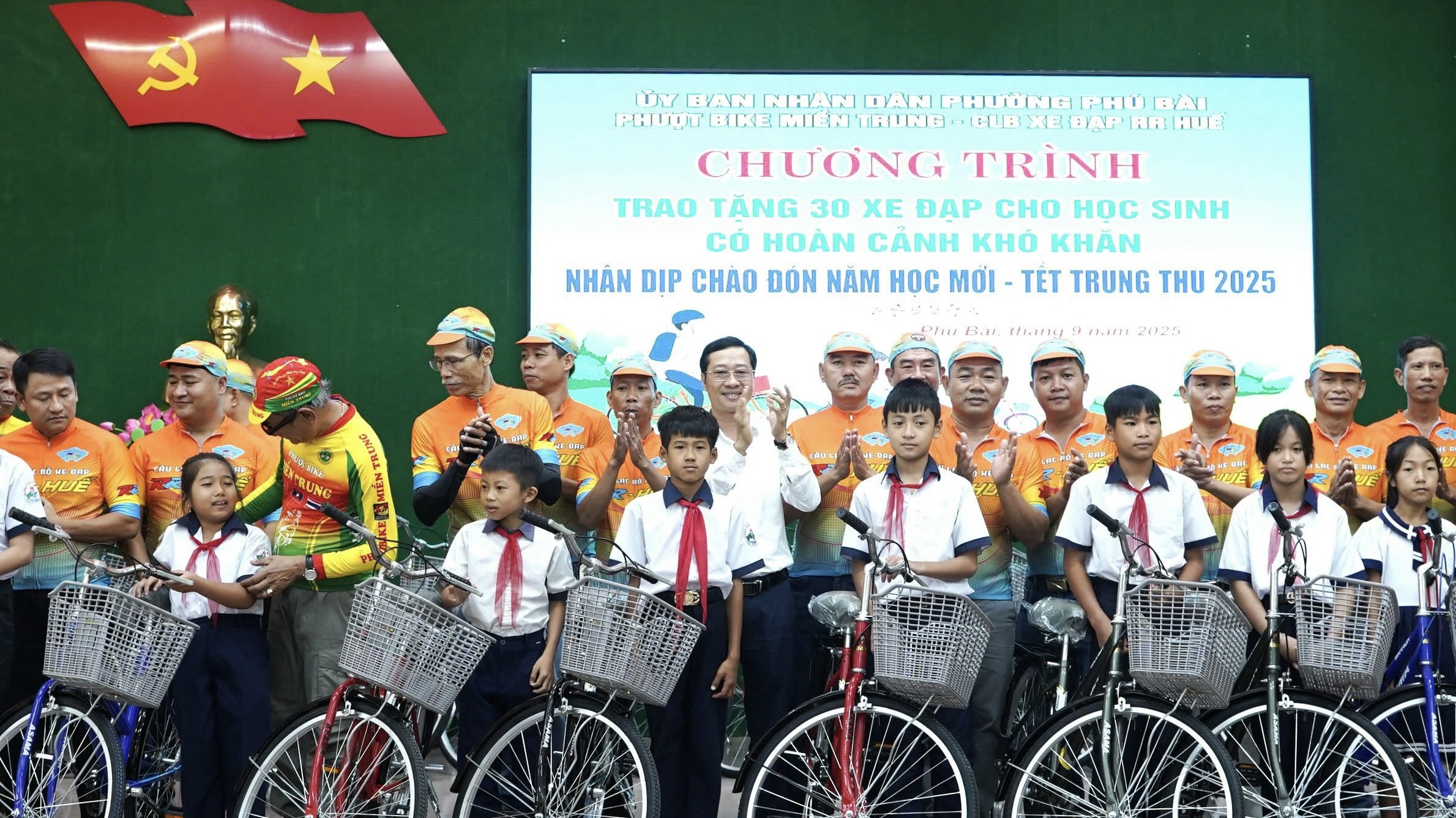 Phú Bài Trao 30 chiếc xe đạp cho học sinh có hoàn cảnh khó khăn