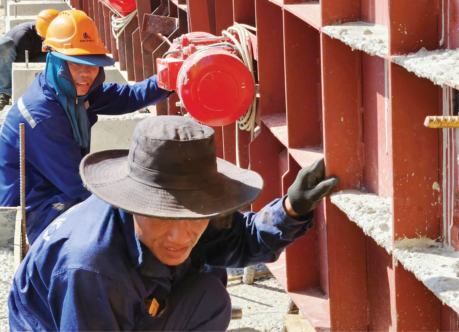 Trên công trường mở rộng cao tốc La Sơn - Hòa Liên