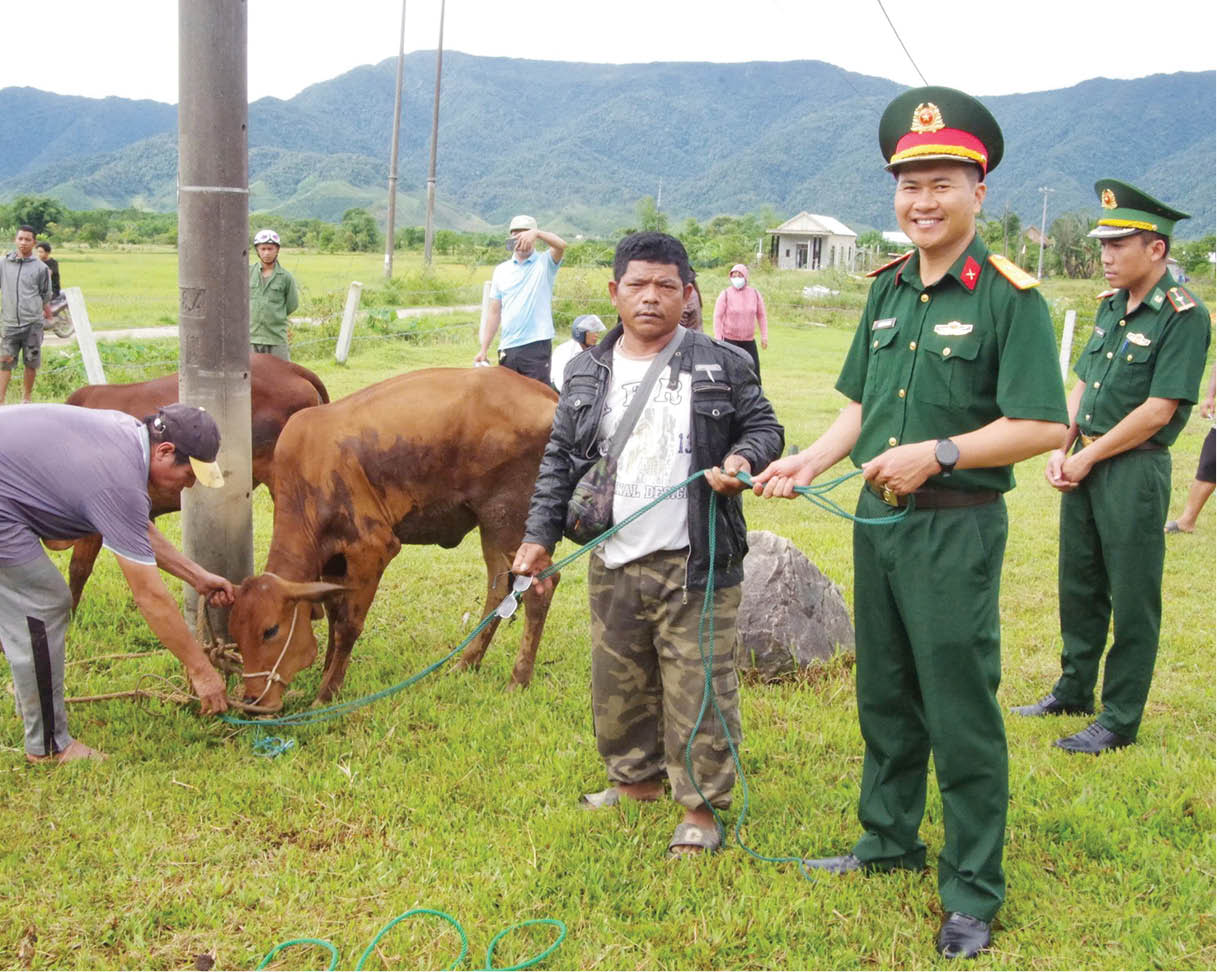 Trao sinh kế cho bà con vùng biên