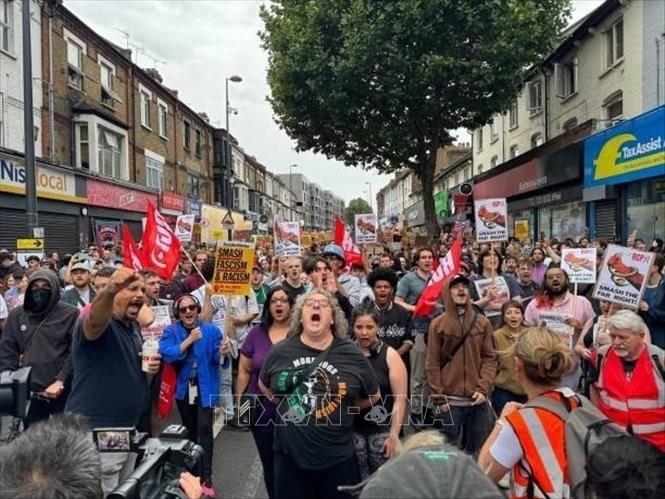 Bùng phát các cuộc biểu tình liên quan đến người di cư ở Anh