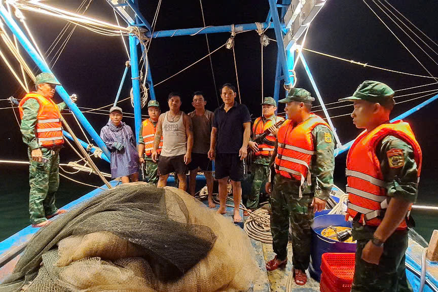 Bắt giữ tàu cá khai thác thủy sản trái phép