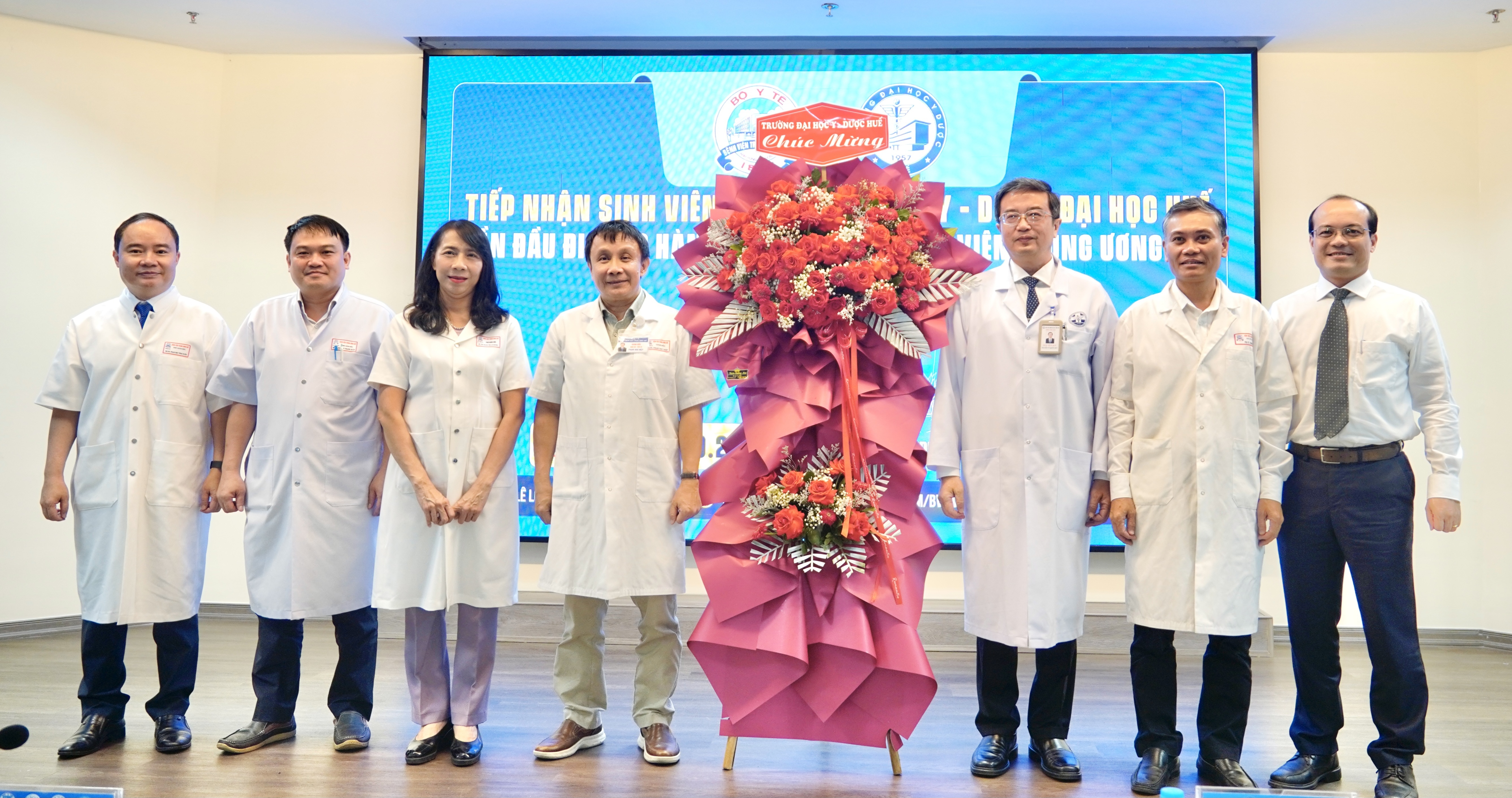 Bệnh viện Trung ương Huế đón 1 200 sinh viên y khoa đến thực hành lâm sàng