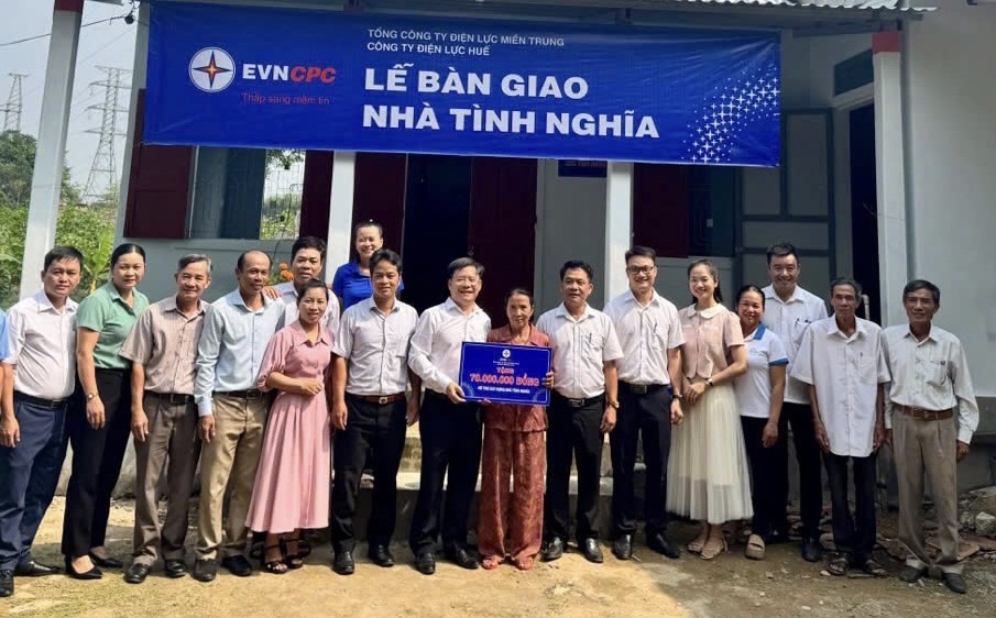 PC Huế bàn giao 5 nhà tình nghĩa cho các hộ gia đình khó khăn