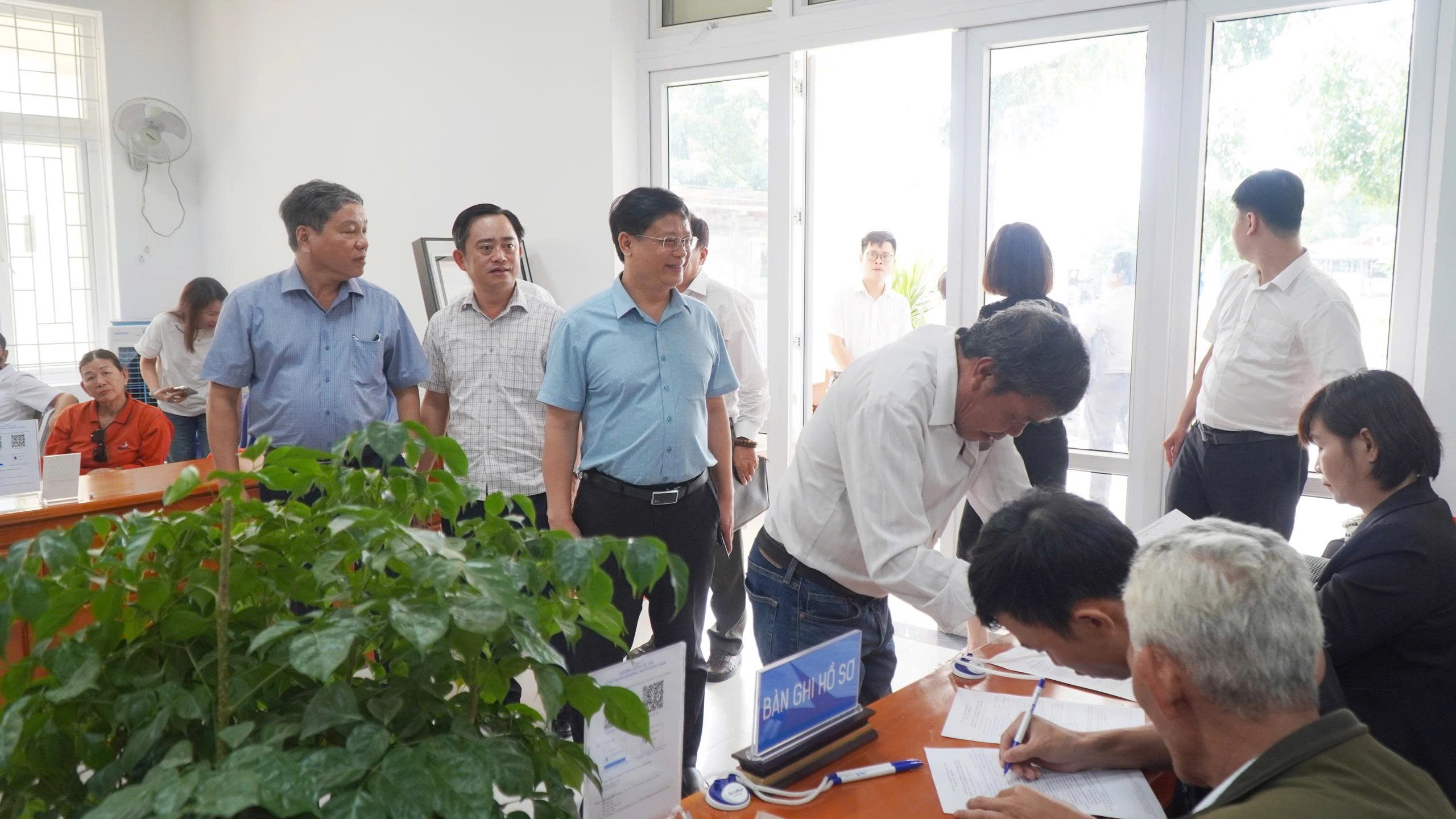 Lãnh đạo thành phố kiểm tra hoạt động của Trung tâm Phục vụ hành chính công xã Chân Mây - Lăng Cô