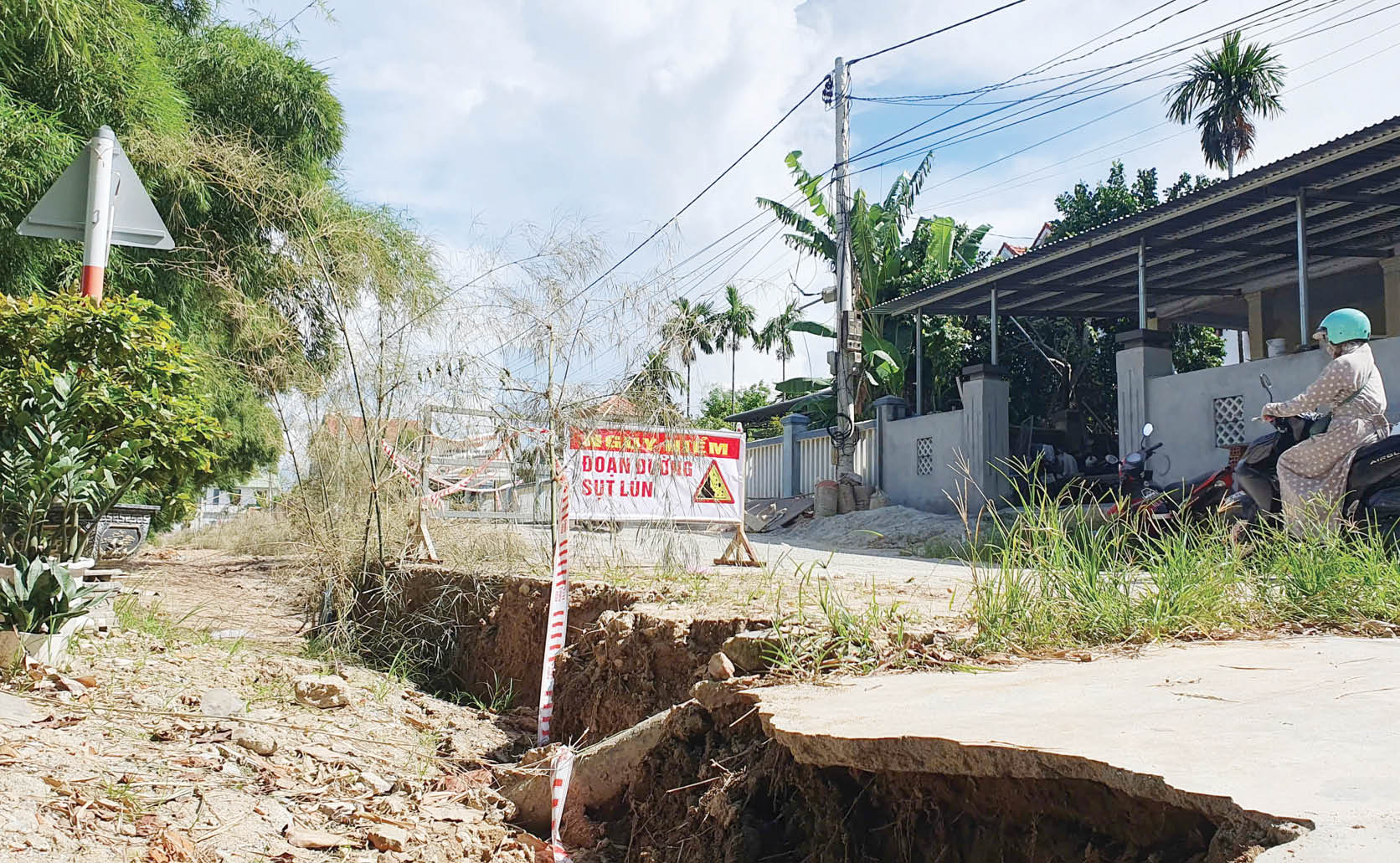 Khẩn trương khắc phục tình trạng sạt lở tuyến đường ven sông Bồ