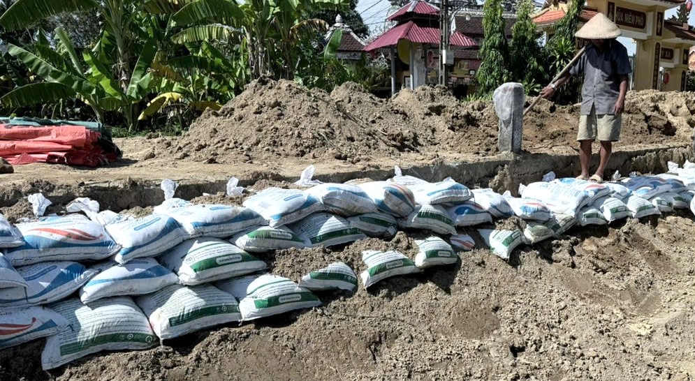 Khẩn trương gia cố các điểm sạt lở ven sông Bồ