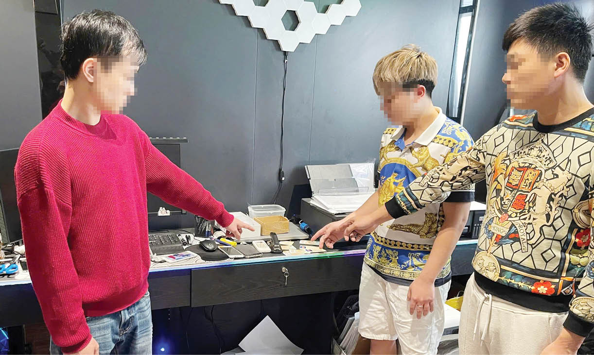 Bóc gỡ đường dây làm giấy tờ giả do “ông trùm” 9x cầm đầu