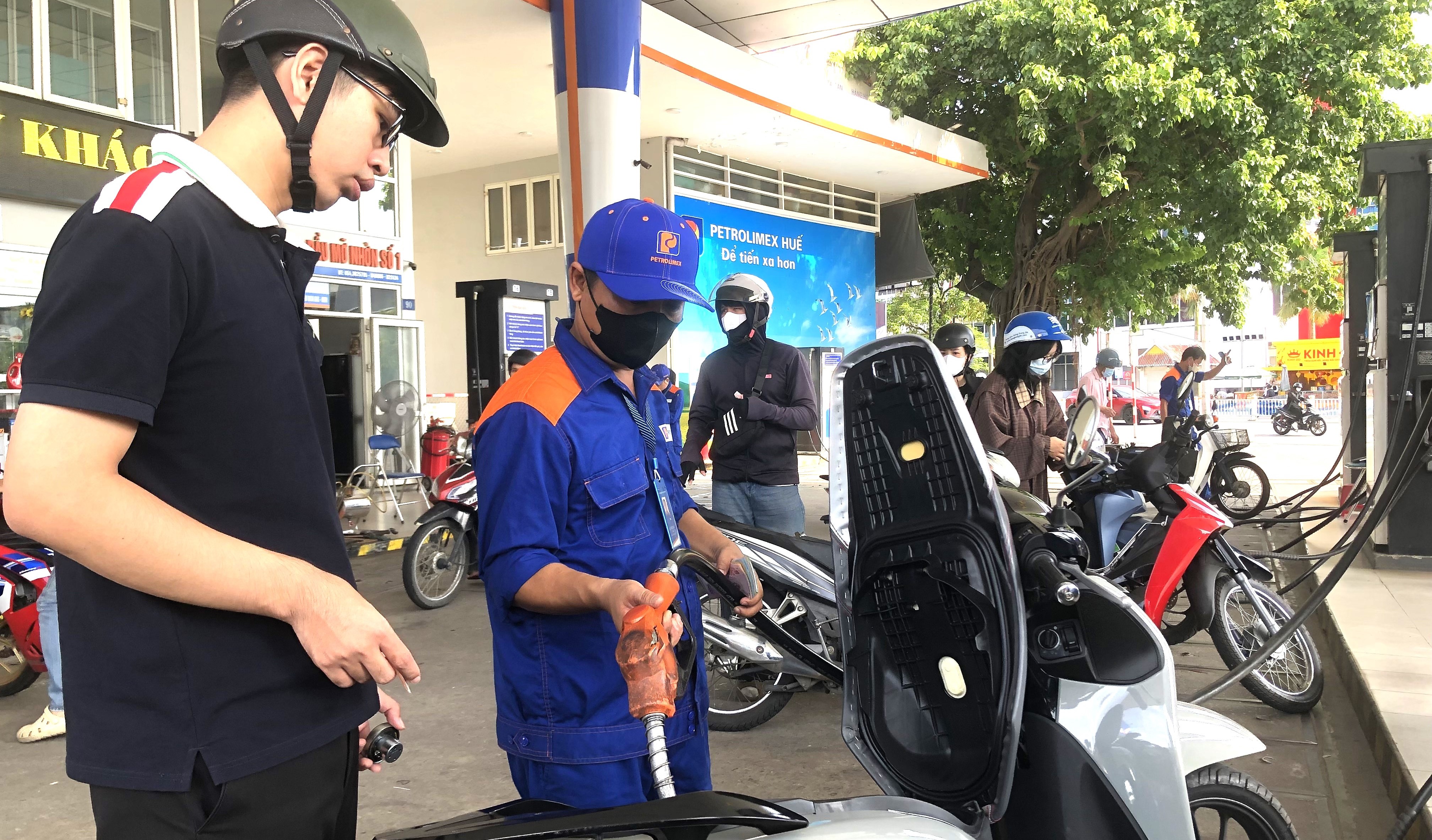 Giá xăng, dầu cùng tăng lúc 15 giờ ngày 18 9