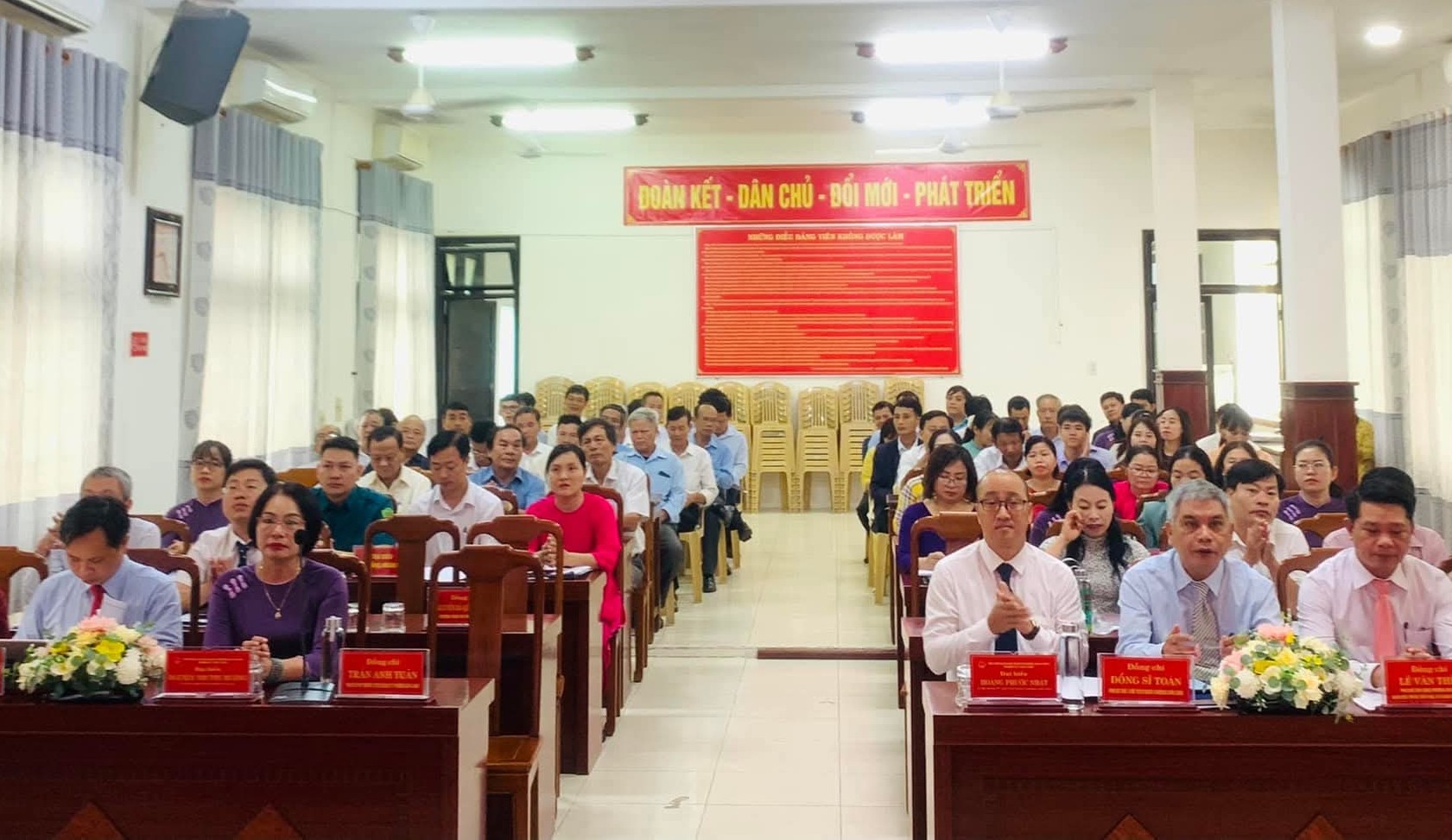 Thông qua nhiều nghị quyết quan trọng tại kỳ họp chuyên đề